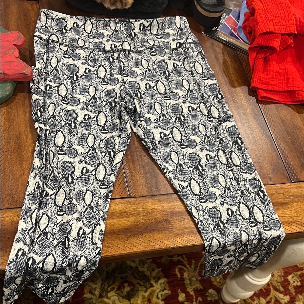 Calia by Carrie Black and White Snake Print Leggings Large w/ pockets NWOT